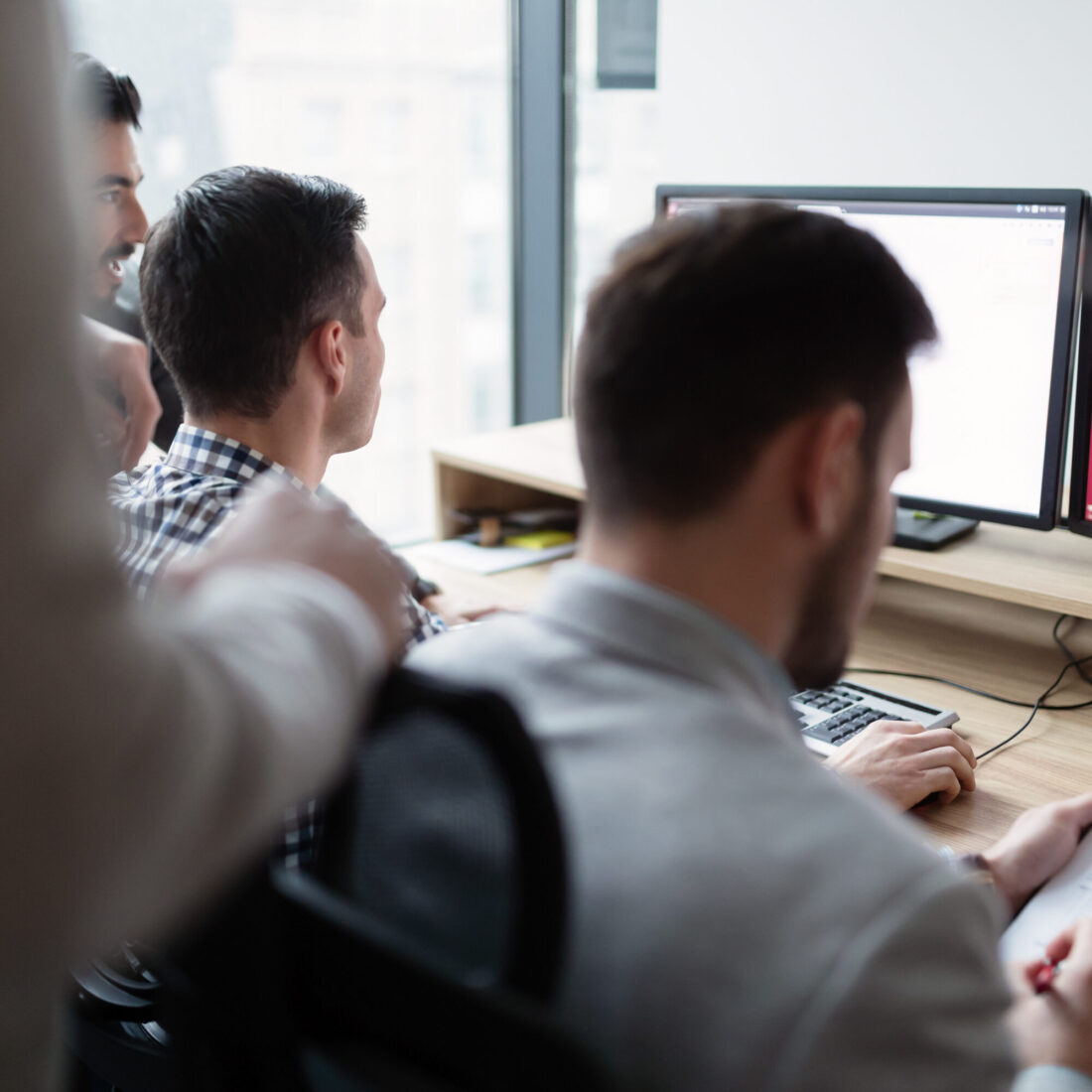 Bild von Geschäftsleuten, die gemeinsam am Computer arbeiten