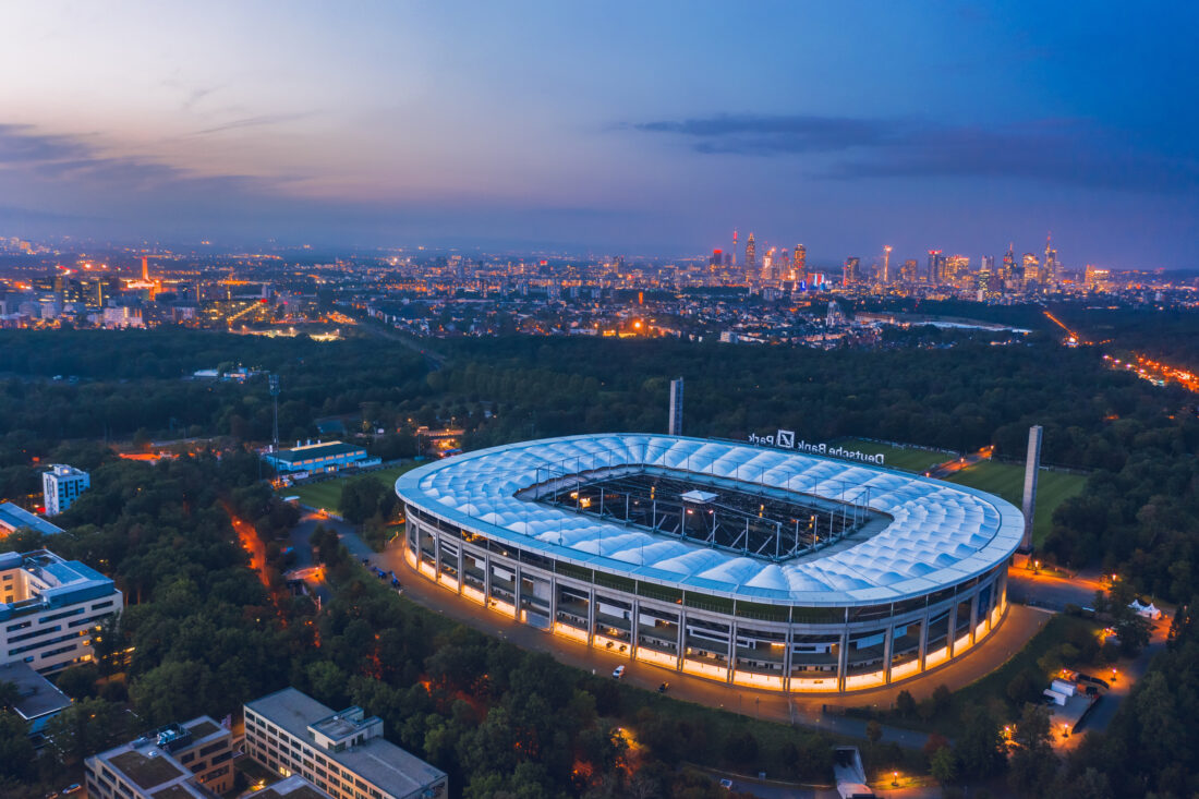 Fußballstadion bei Abendlicht