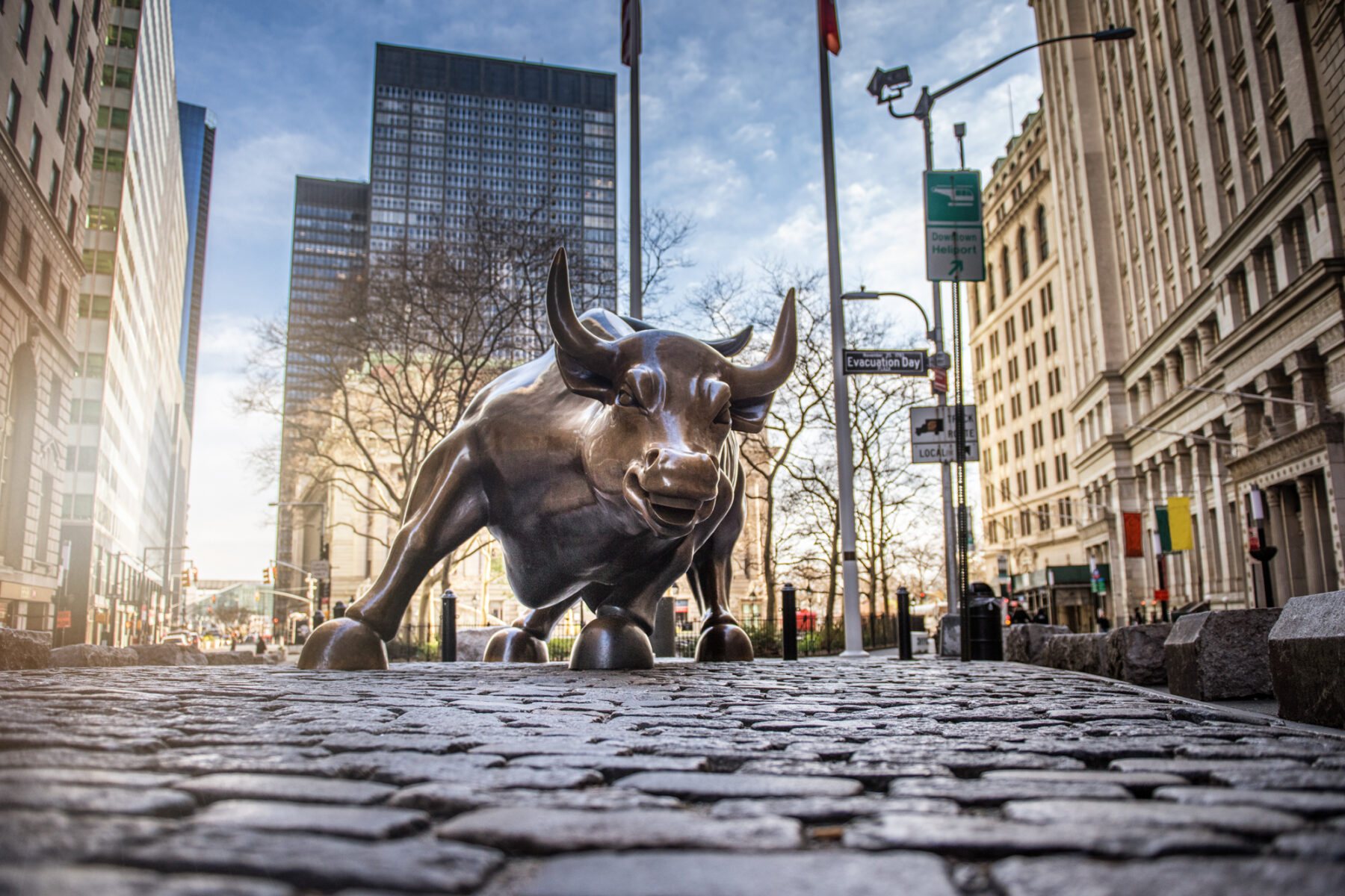 Foto der Umgebung des Financial Discricts in Lower Manhattan in New York City mit der Stier-Staue im Mittelpunkt