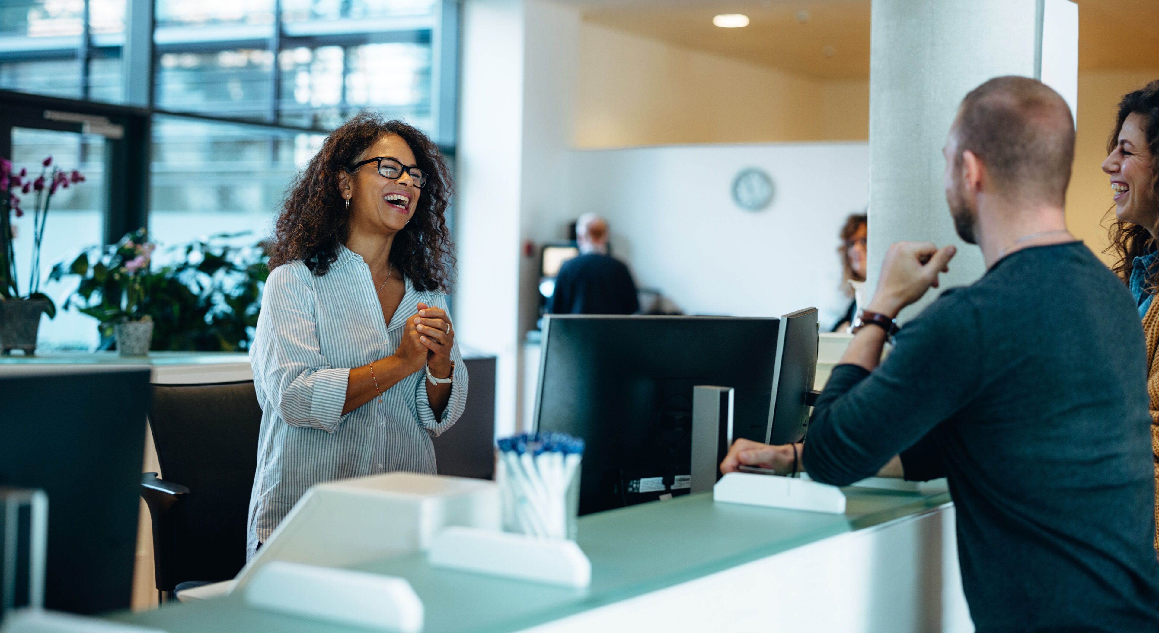 Angestellte beim öffentlichen Dienst berät Kunden