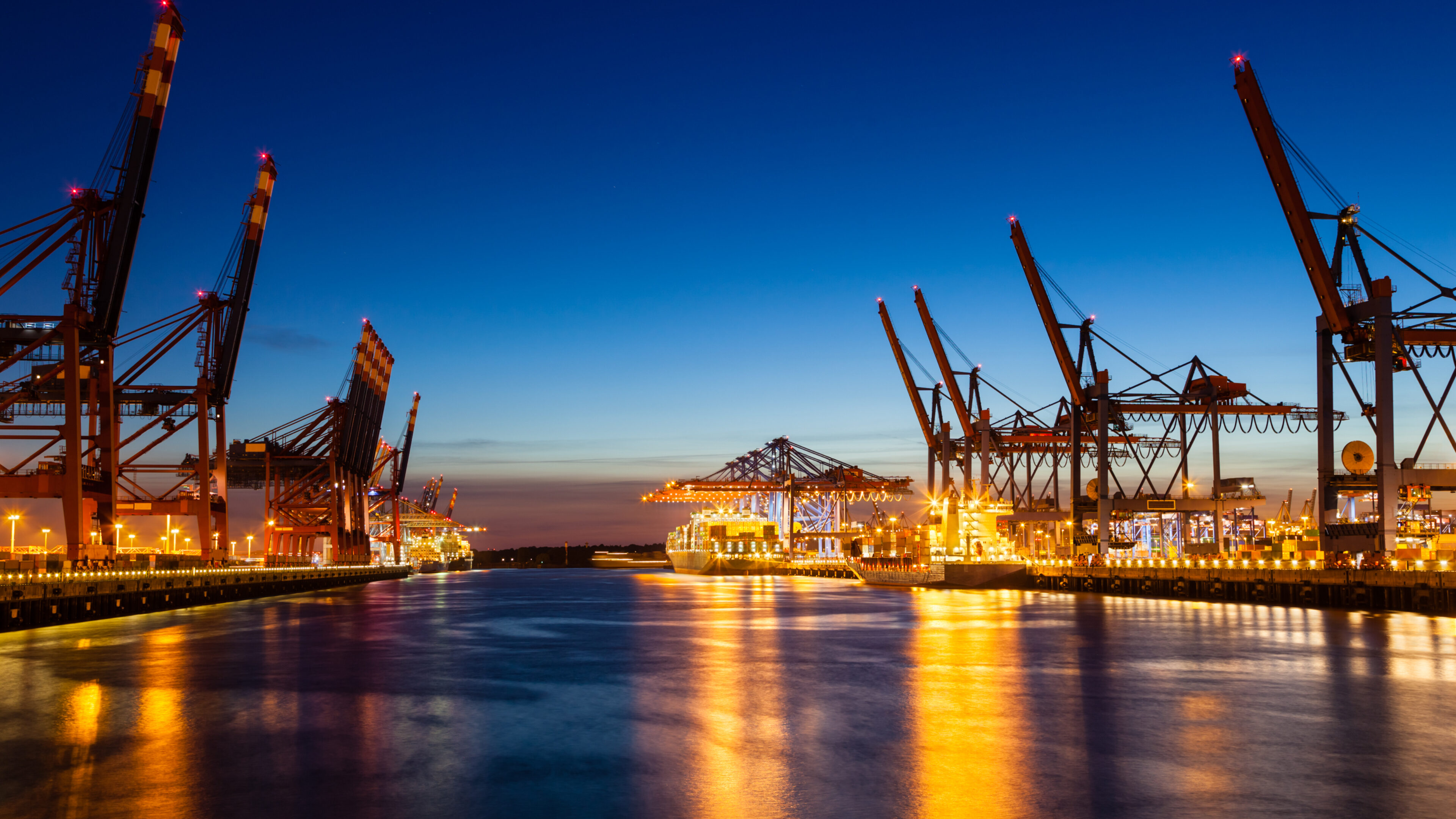 Containerterminals am beleuchteten Hafen bei Nacht