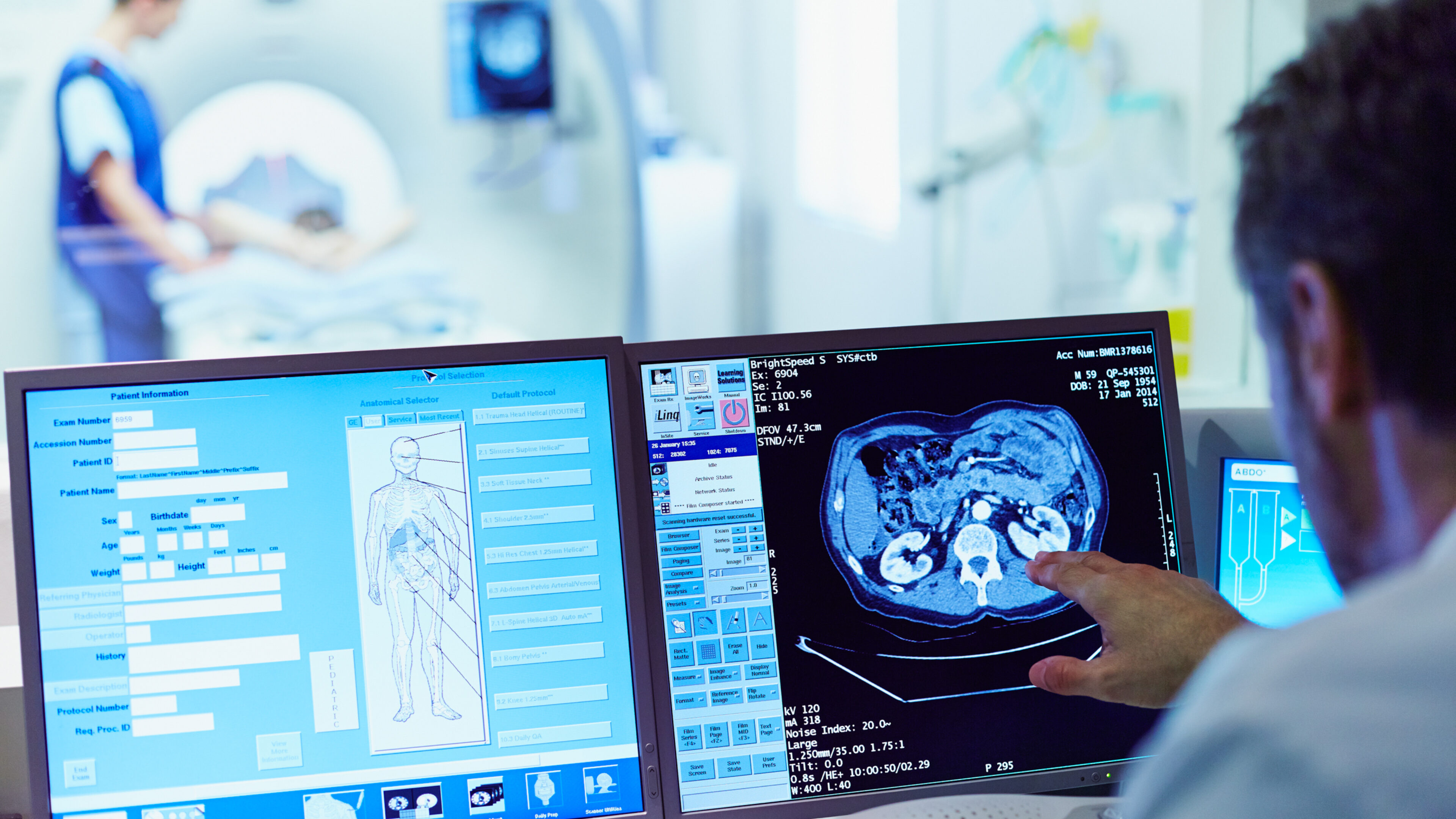 Radiologe, der in der Radiologie auf den PC schaut und mittels einer Software die Aufnahmen eines MRTs begutachtet