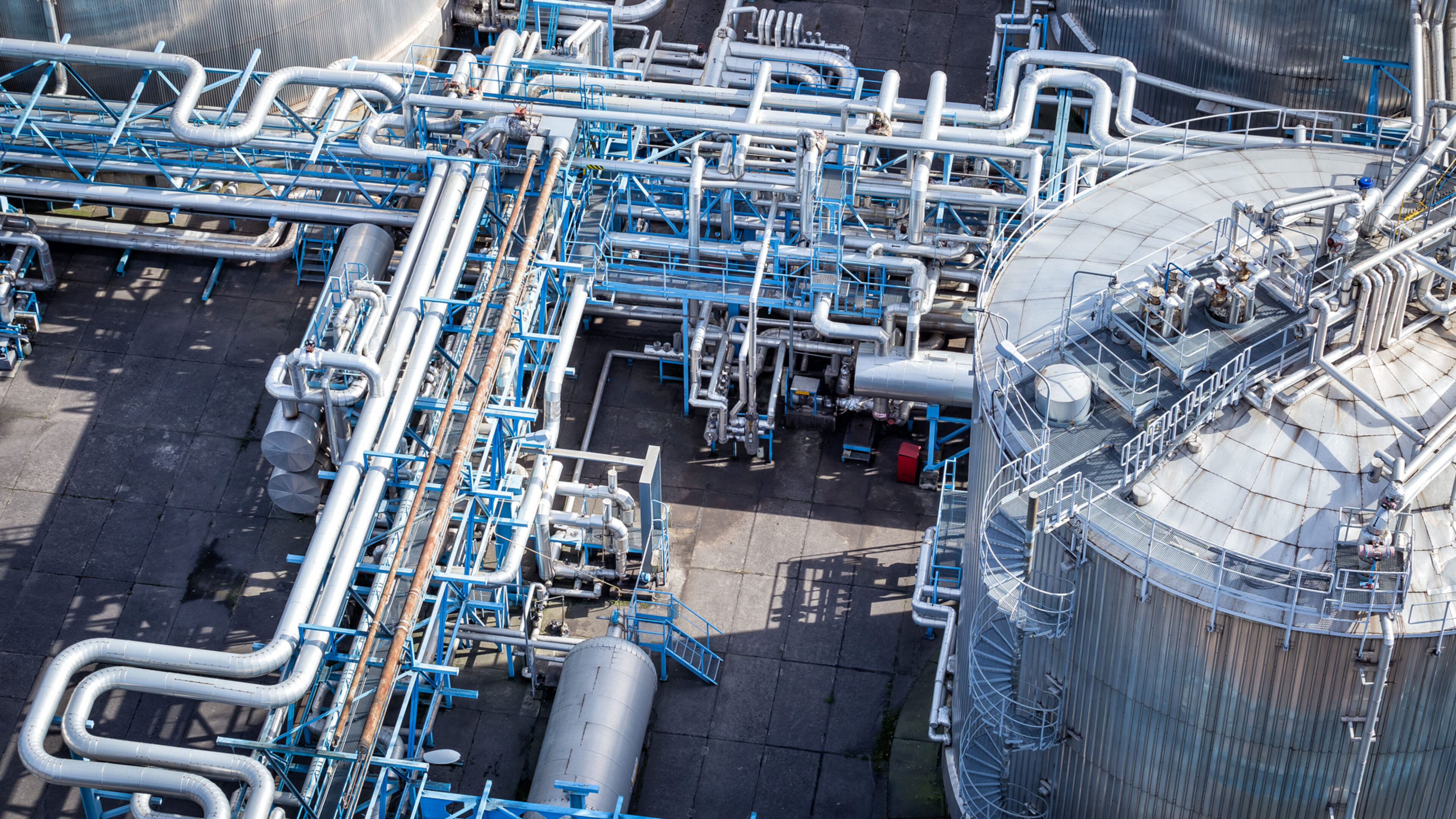 Aufnahme einer Chemieindustrieanlage aus der Vogelperspektive