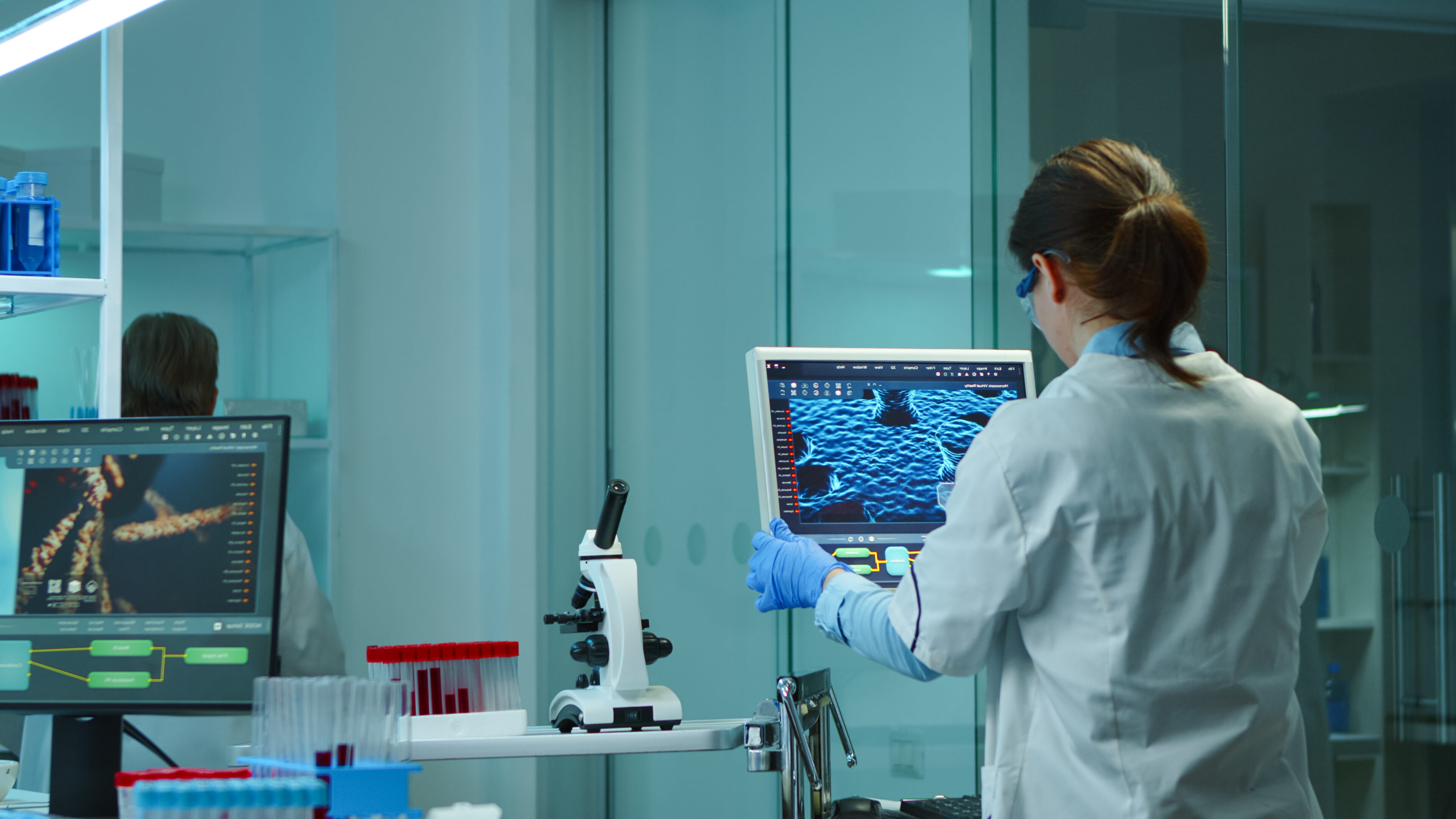 Medizinische Angestellte begutachtet einen Ultraschall am Ultraschallgerät
