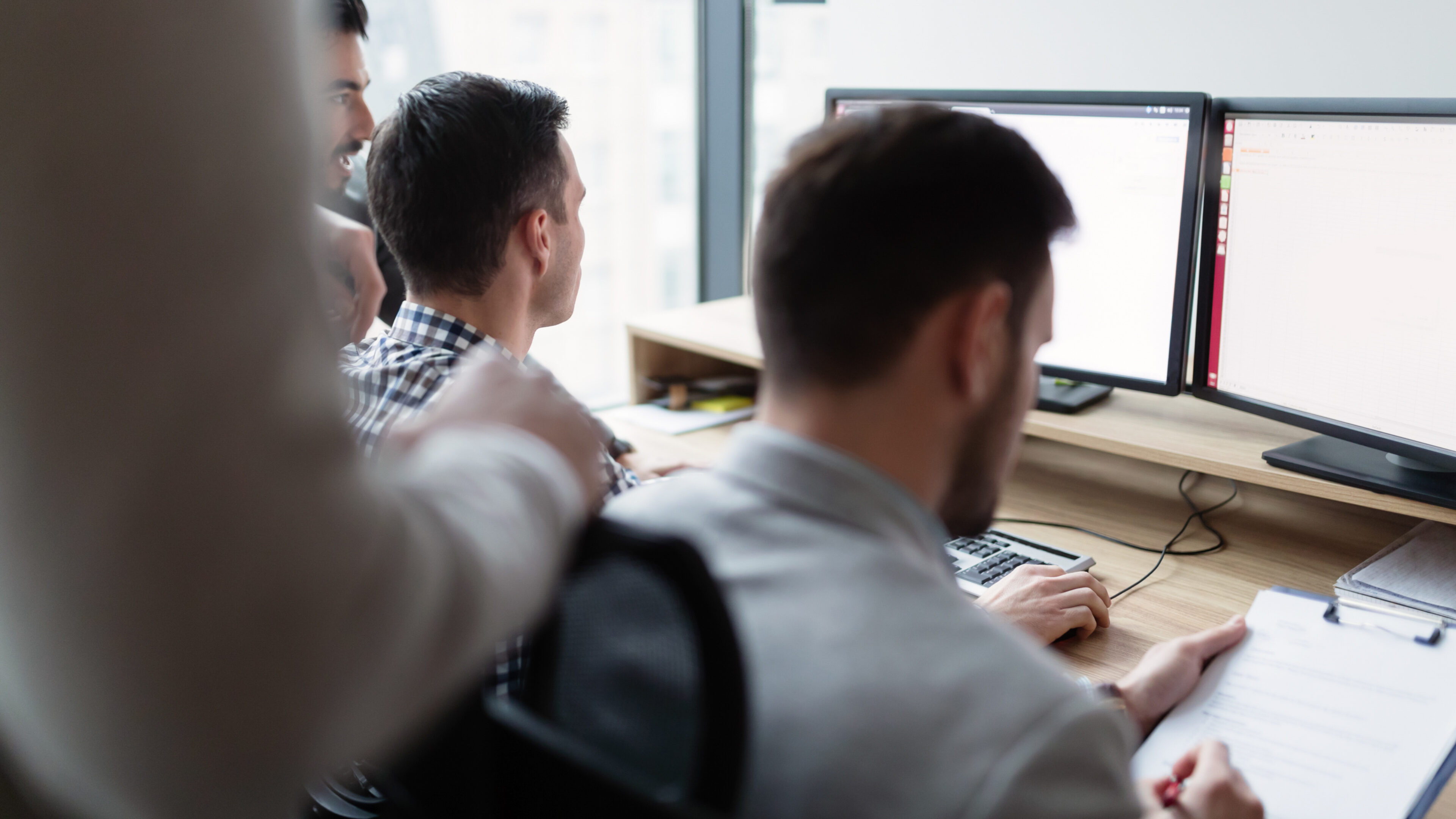 Bild von Geschäftsleuten, die gemeinsam am Computer arbeiten