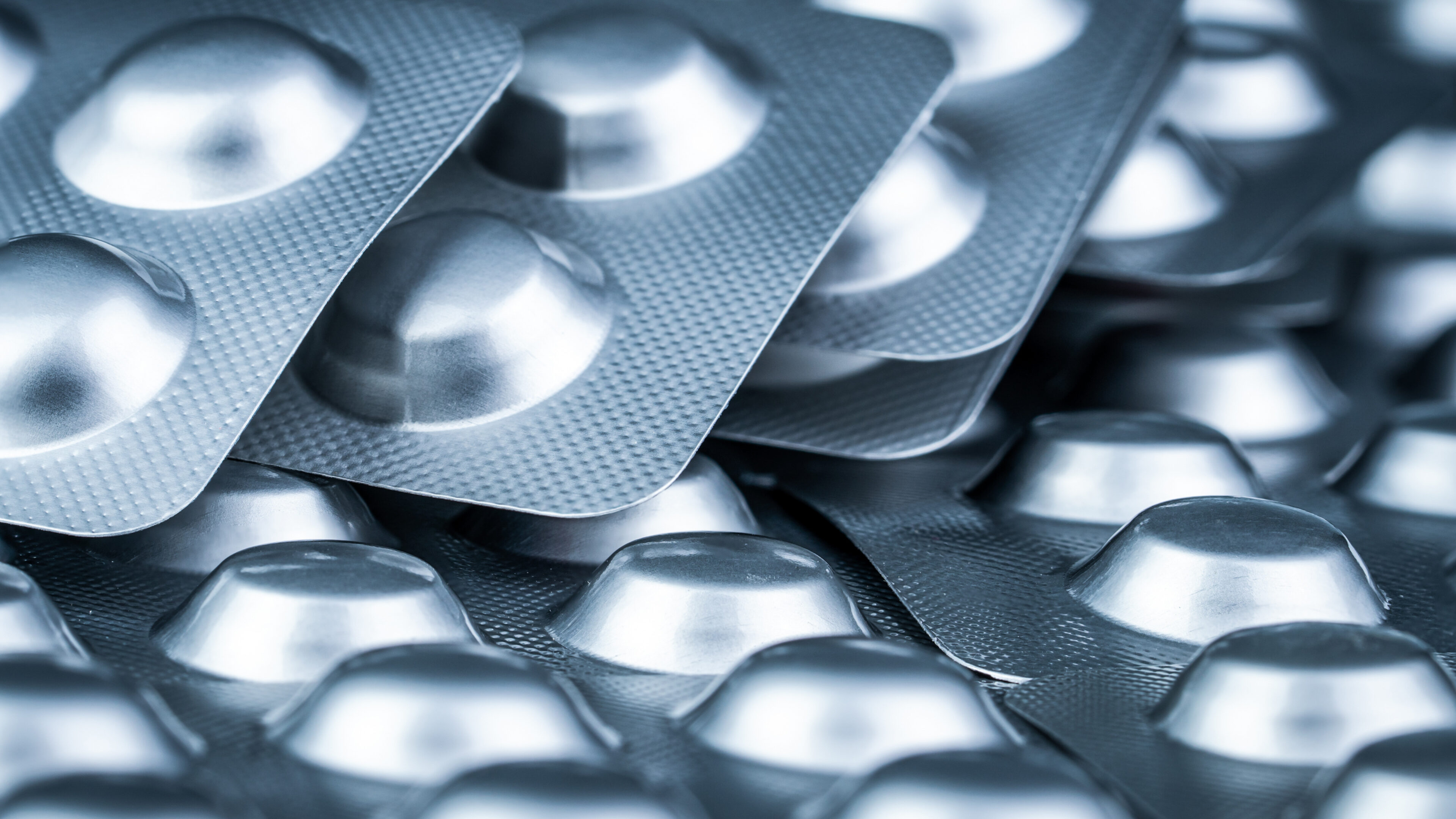 Tablettenstapel in Blisterverpackung in silberne Aluminiumfolie zum Schutz des Medikaments vor Licht