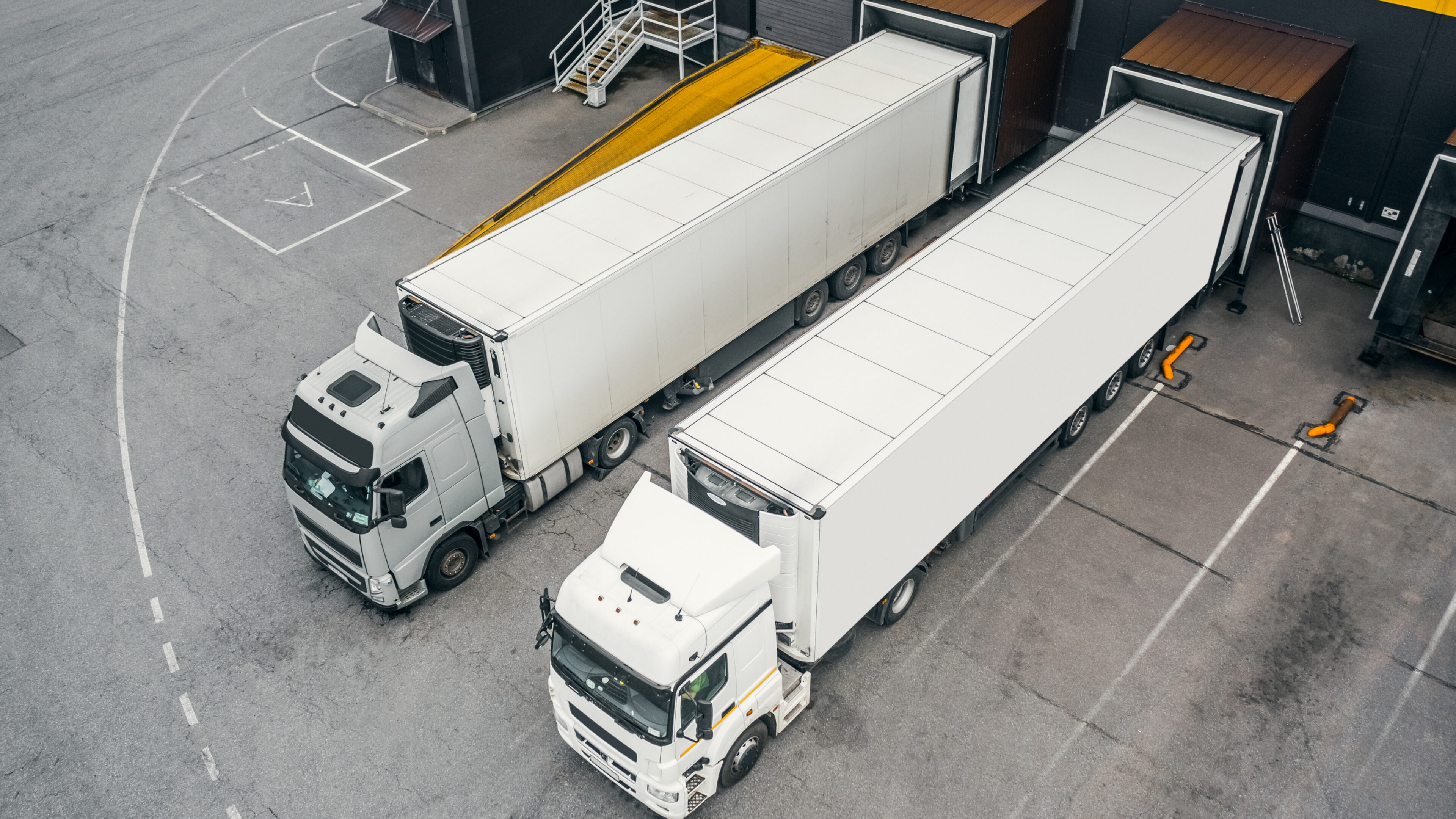 Vogelperspektive von Lastkraftwagen im Verteilerzentrum