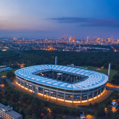 Fußballstadion bei Abendlicht