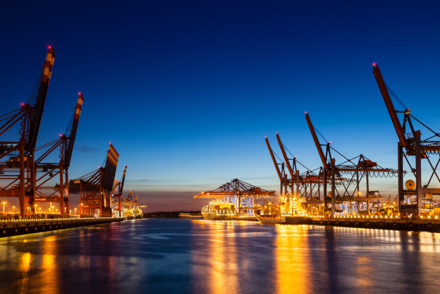 Containerterminals am beleuchteten Hafen bei Nacht