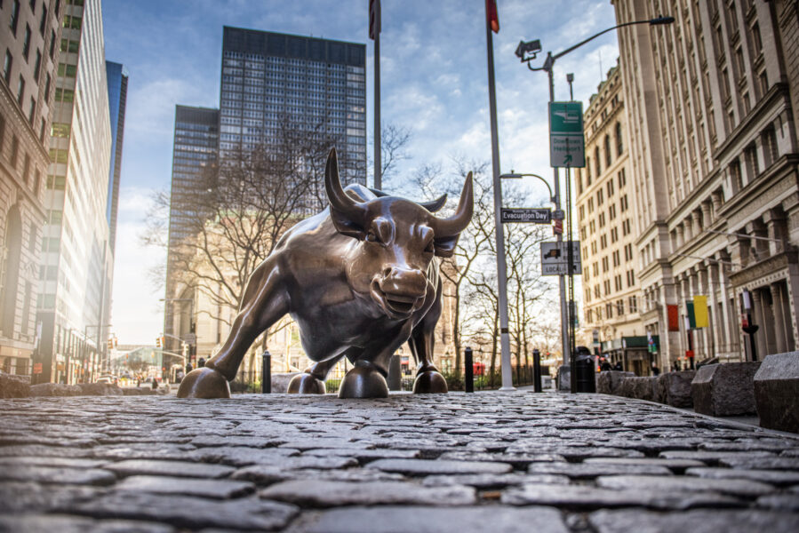 Foto der Umgebung des Financial Discricts in Lower Manhattan in New York City mit der Stier-Staue im Mittelpunkt