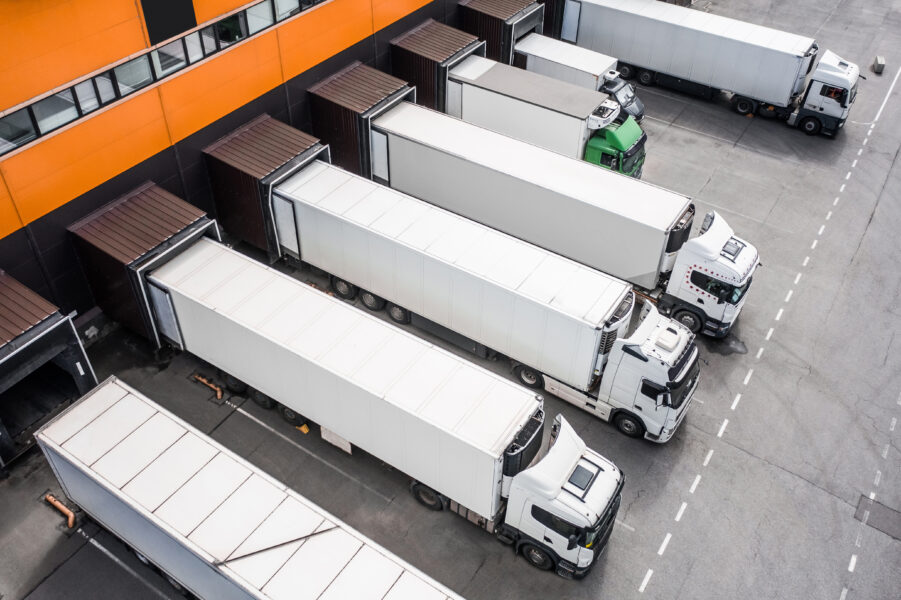Vogelperspektive von Lastkraftwagen im Verteilerzentrum