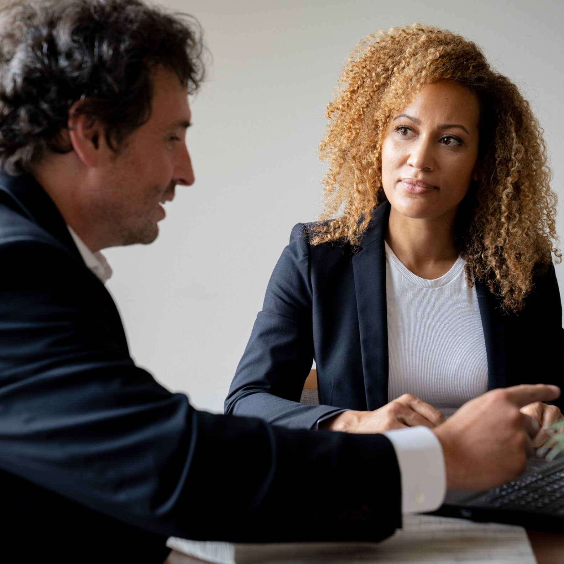 Rebecca & Jochen am Laptop