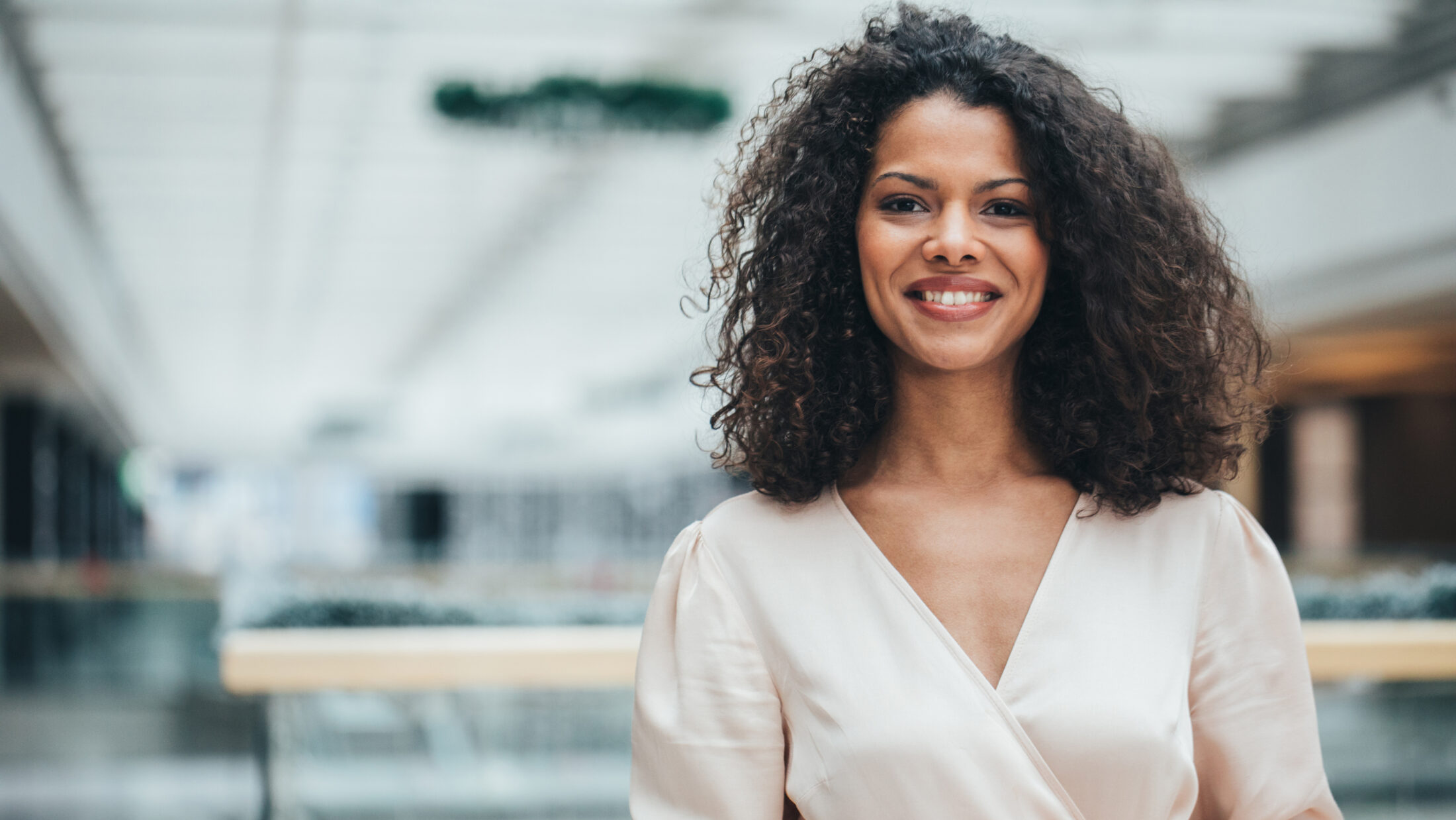 fröhliche Frau im Arbeitsalltag