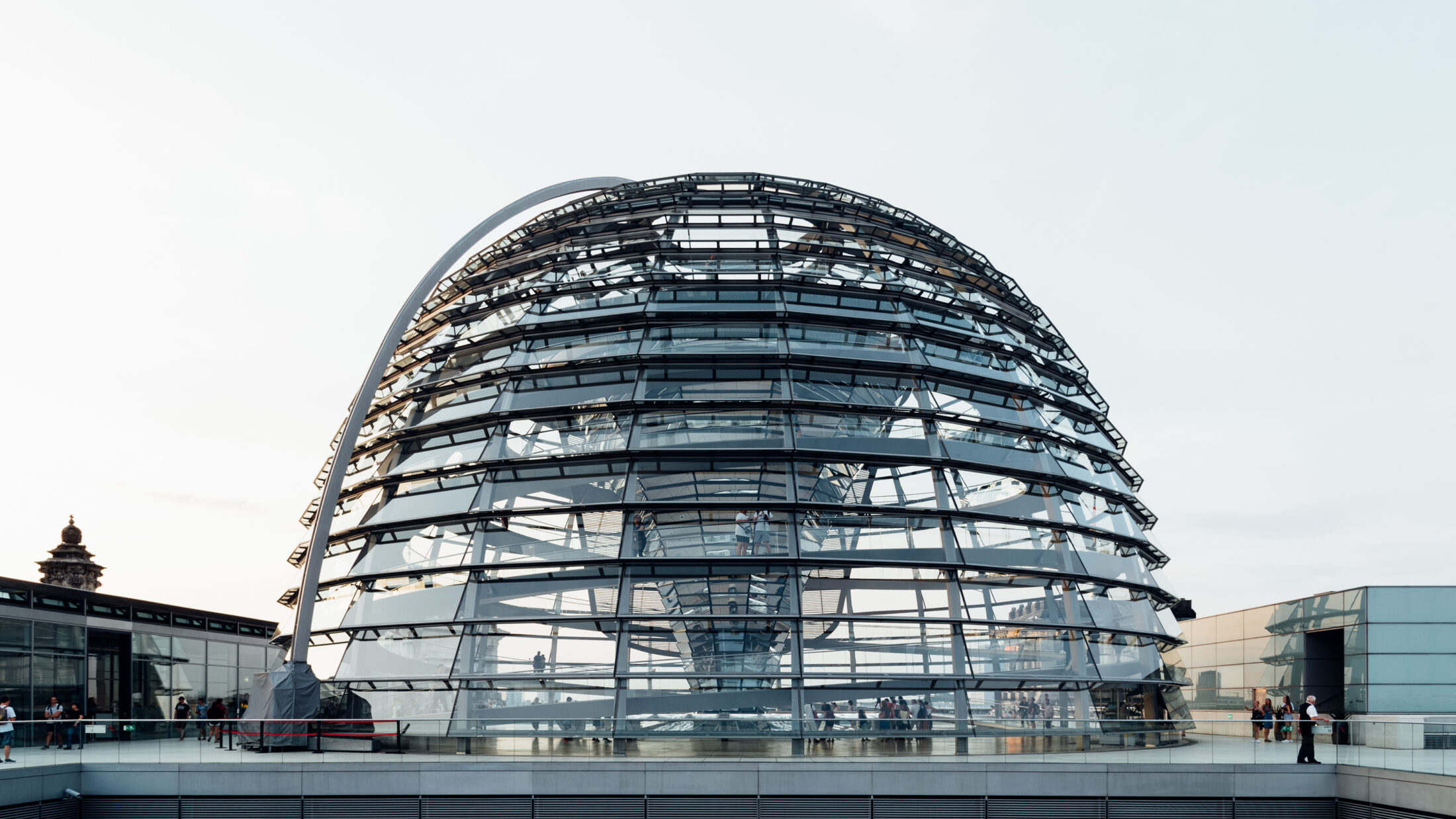 Blick auf die Kuppel des Reichstagsgebäudes in Berlin, dem Sitz des Deutschen Bundestages