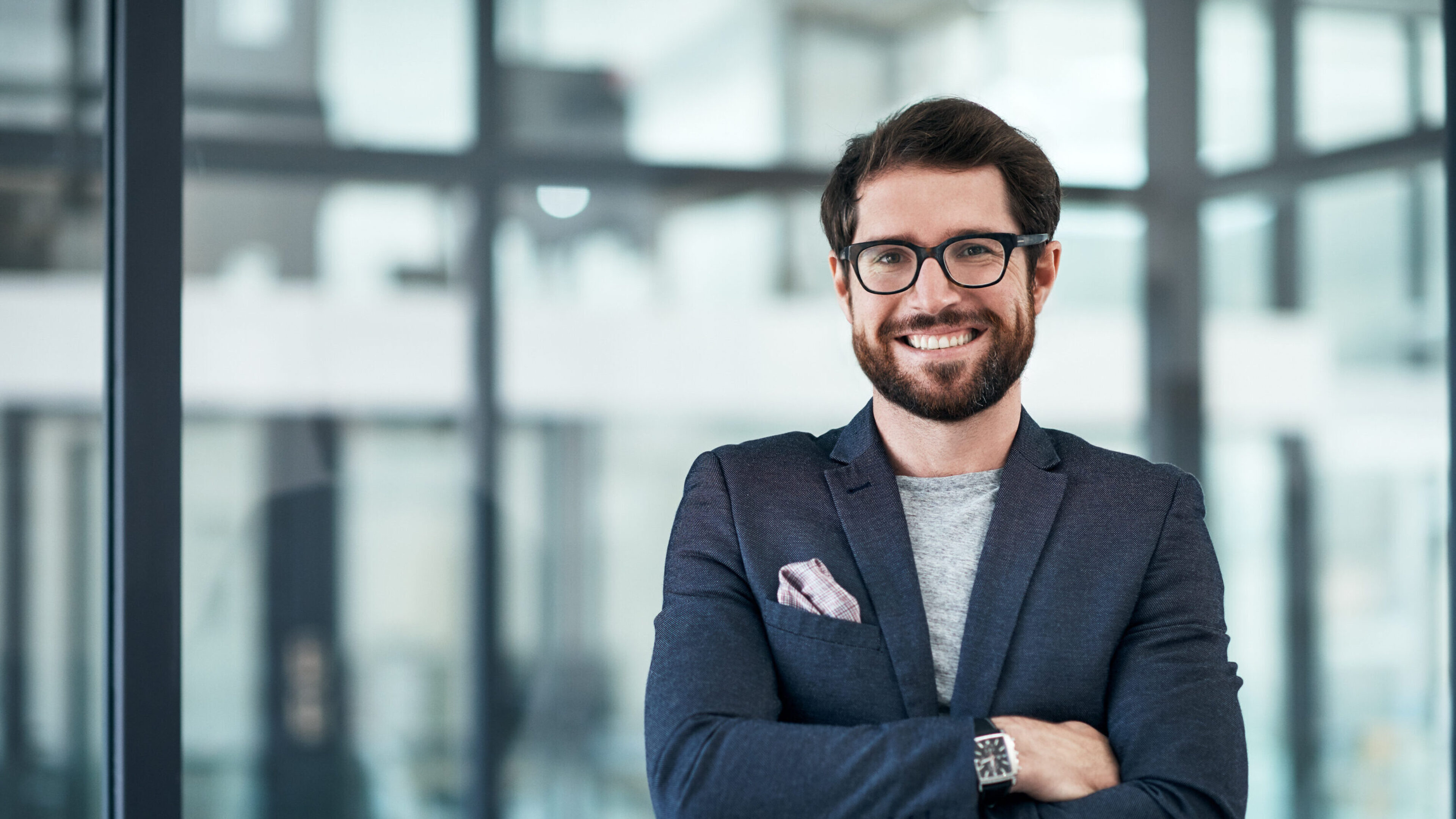 Porträt eines selbstbewussten jungen Geschäftsmannes, der in einem modernen Büro arbeitet