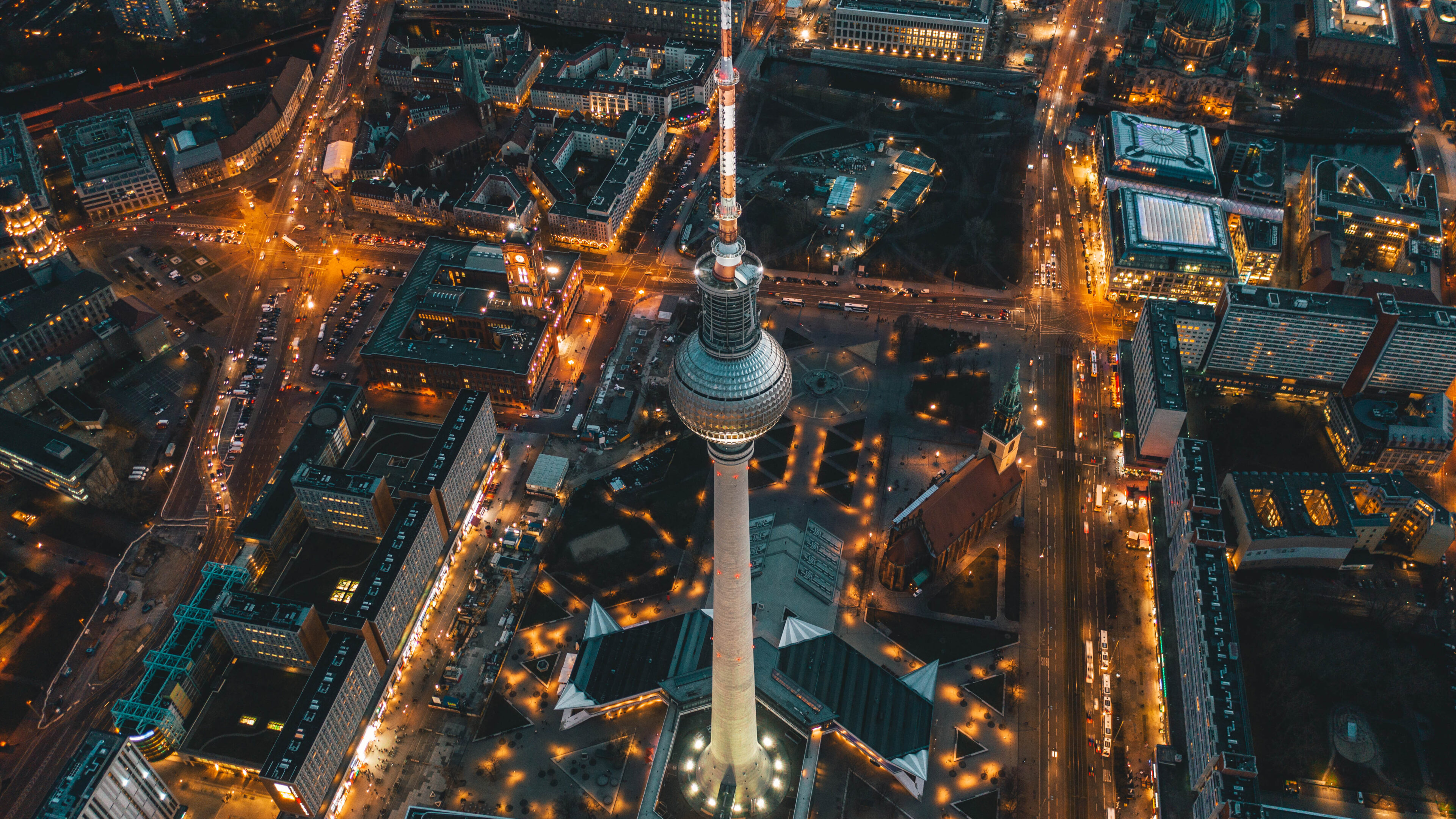 Vogelperspektive vom Fernsehturm am Alexanderplatz in Berlin nach Sonnenuntergang
