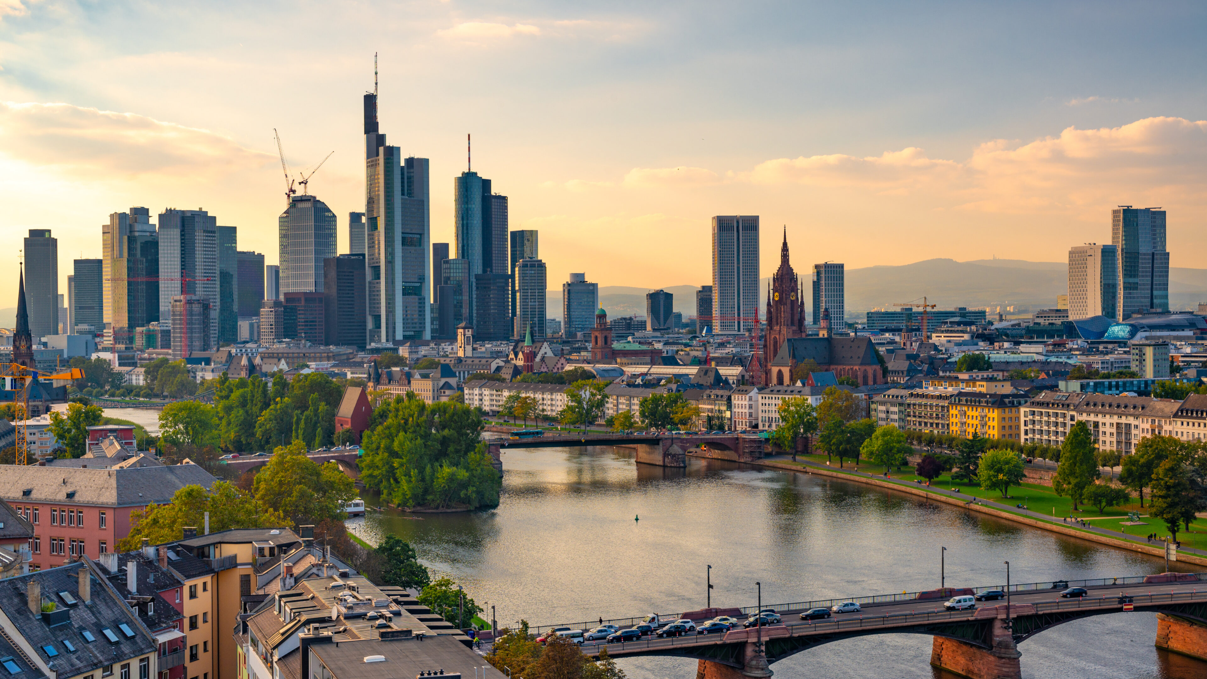 Frankfurt Skyline über dem Main