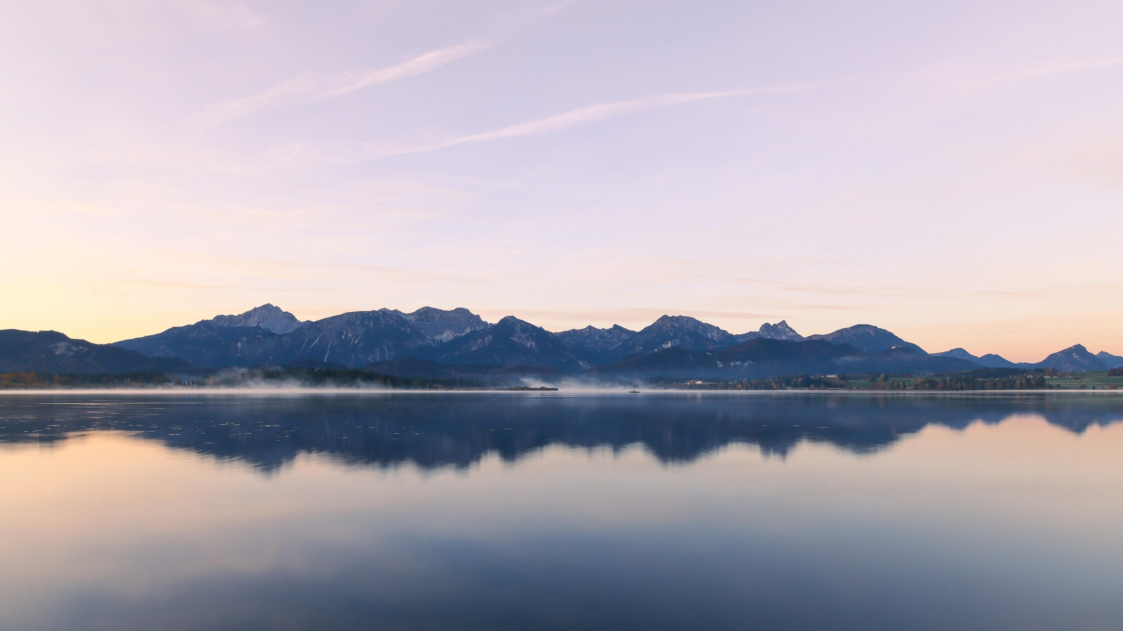 Ausblick auf einen See mit Bergen im Hintergrund