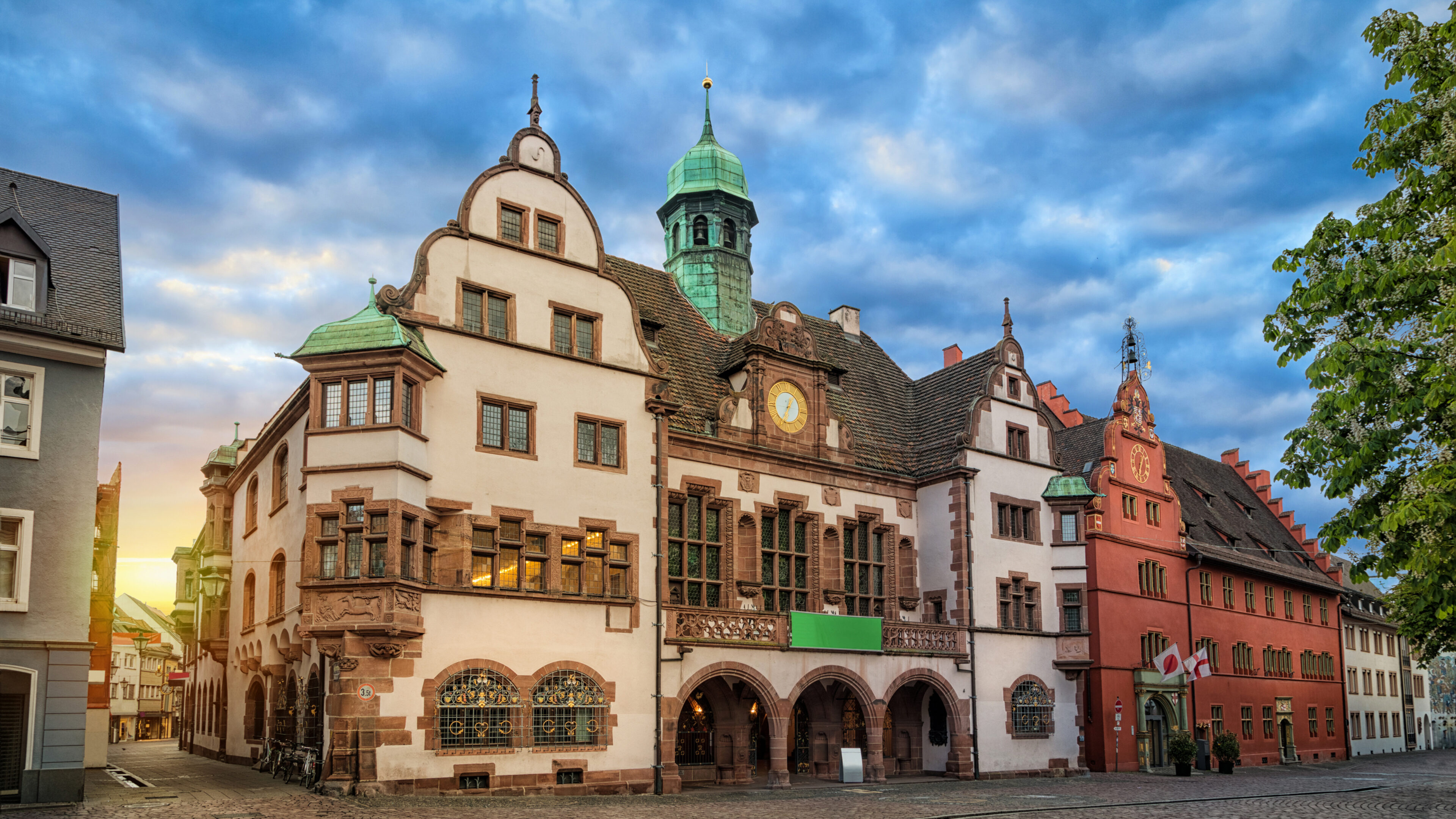 Altes Rathaus bei Sonnenaufgang in Freiburg