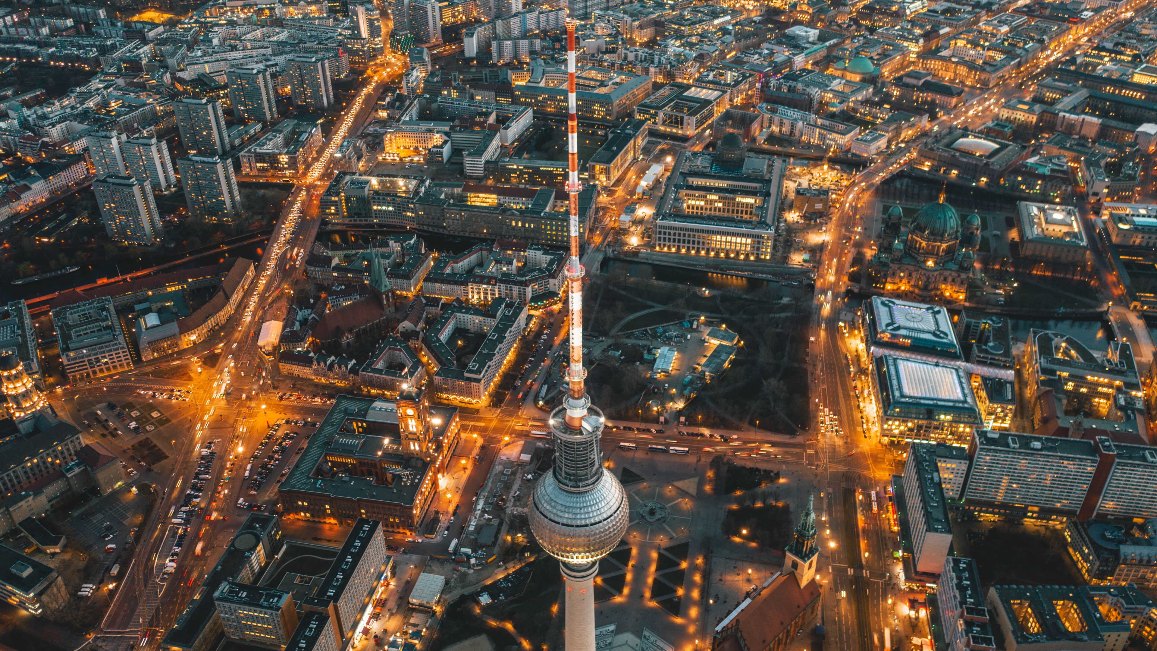 Vogelperspektive vom Fernsehturm am Alexanderplatz in Berlin nach Sonnenuntergang