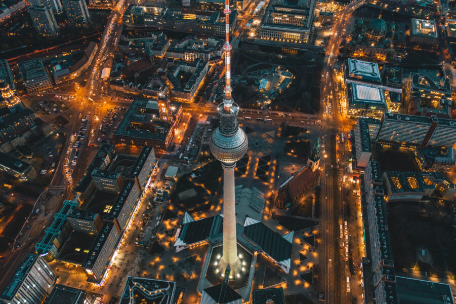 Vogelperspektive vom Fernsehturm am Alexanderplatz in Berlin nach Sonnenuntergang