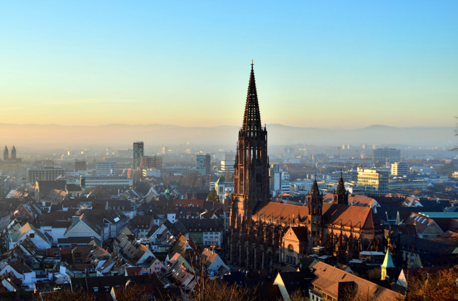 Blick auf Freiburg zu Sonnenaufgang
