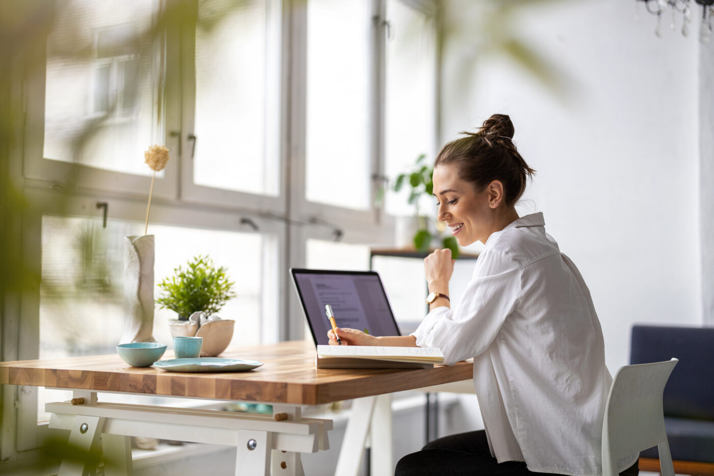 Creative young woman working on laptop in her studio (Photo: pikselstock)