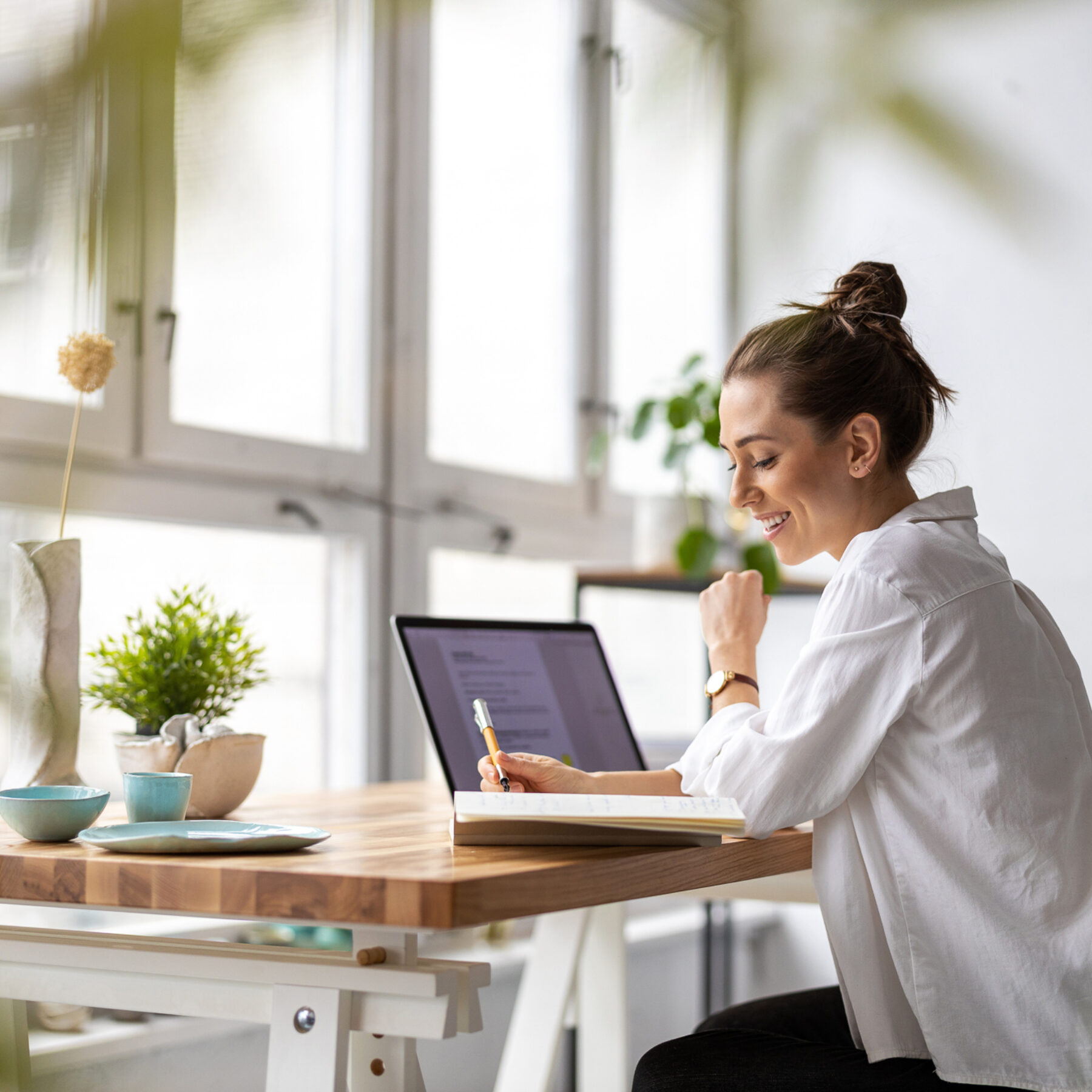 Creative young woman working on laptop in her studio (Photo: pikselstock)