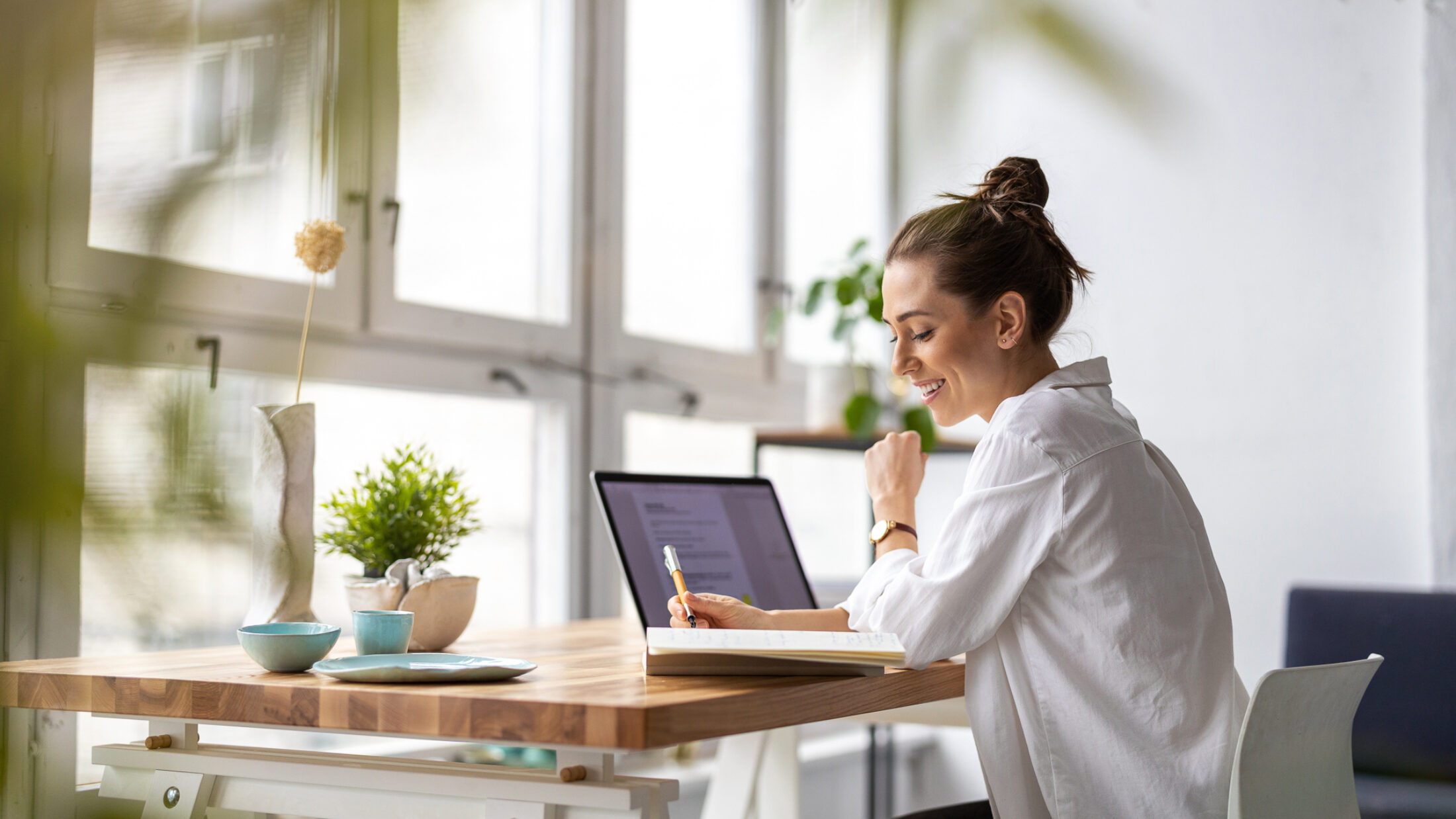 Creative young woman working on laptop in her studio (Photo: pikselstock)