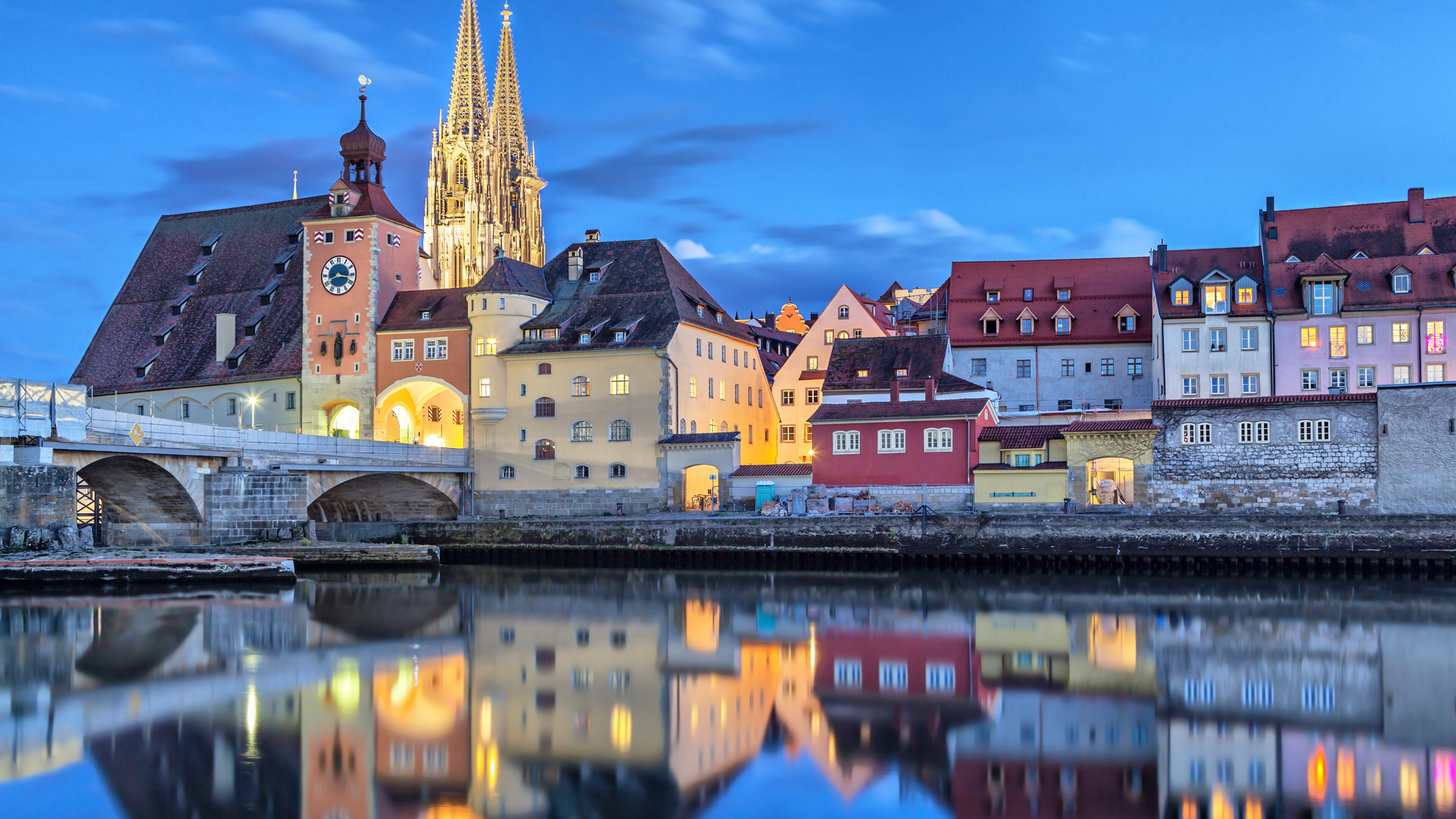 Historische Steinbrücke und Brückenturm in Regensburg